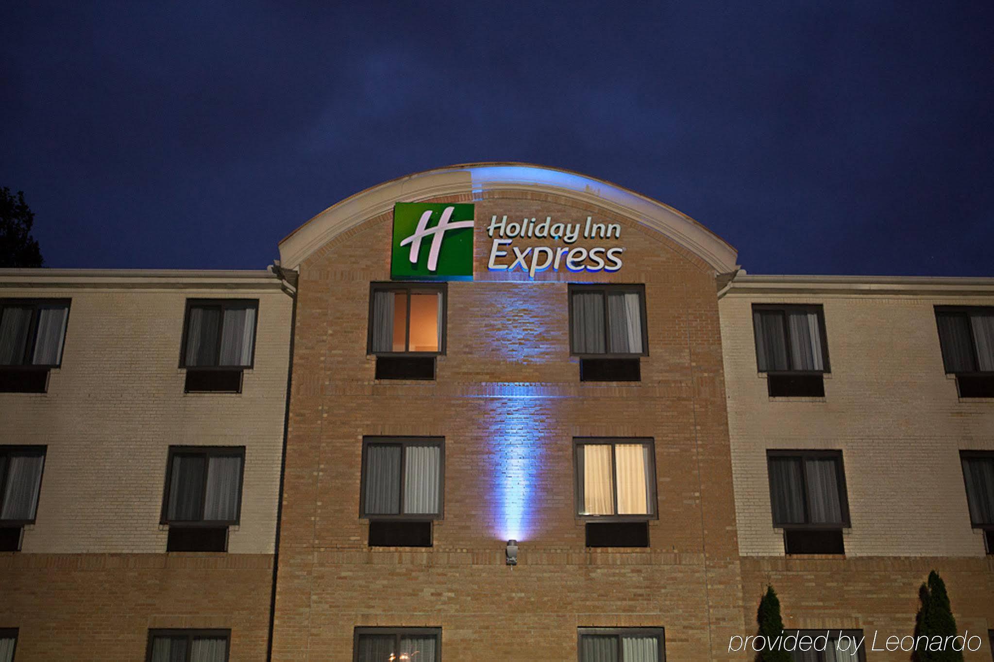 Holiday Inn Express Hotel & Suites Canton By Ihg Екстериор снимка