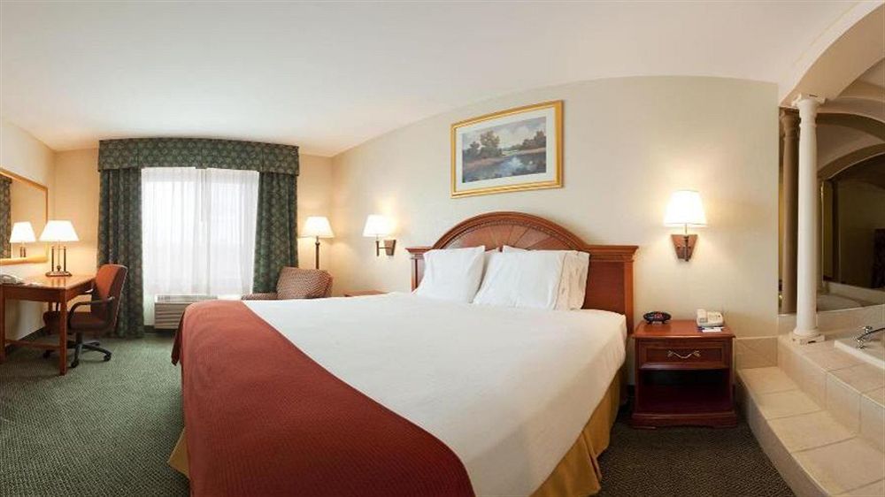 Holiday Inn Express Hotel & Suites Canton By Ihg Екстериор снимка